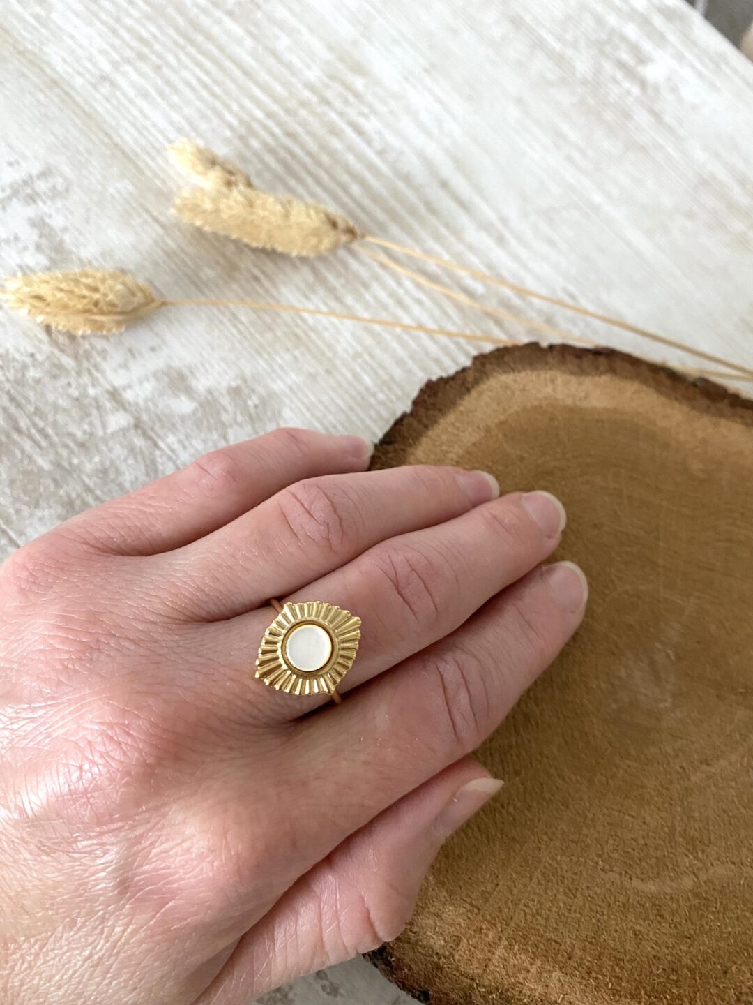 bague-acier-dore-nacre-bijoux-femme-cadeaux-reglable