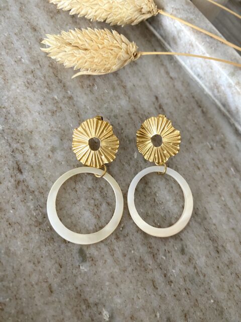 boucles-oreilles-acier-soleil-nacre-cercle-dore-bijoux-cadeau-femme