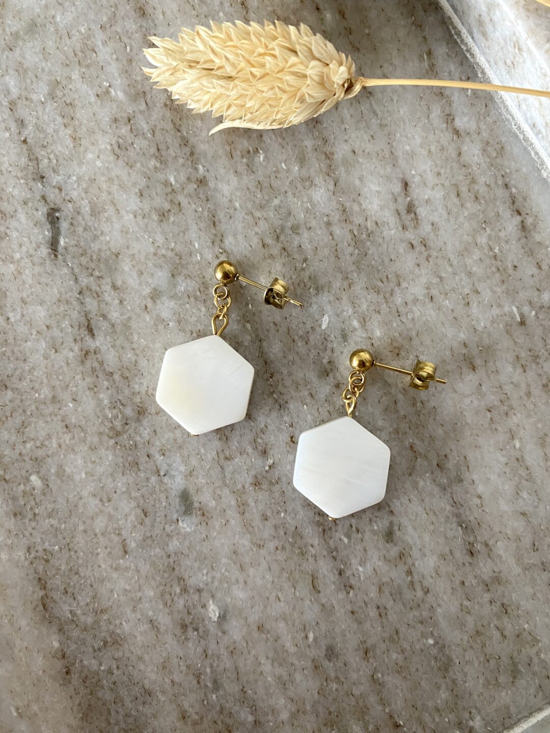 boucles-oreilles-clous-nacre-hexagonale-dore-acier-plaque-or-bijoux-cadeau-femme