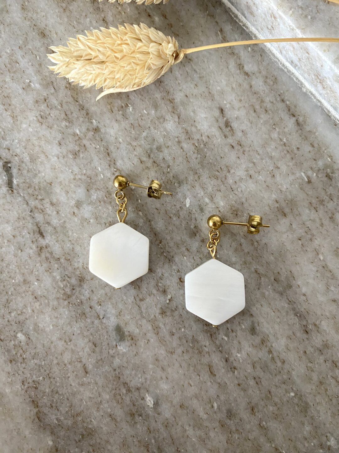 boucles-oreilles-clous-nacre-hexagonale-dore-acier-plaque-or-bijoux-cadeau-femme