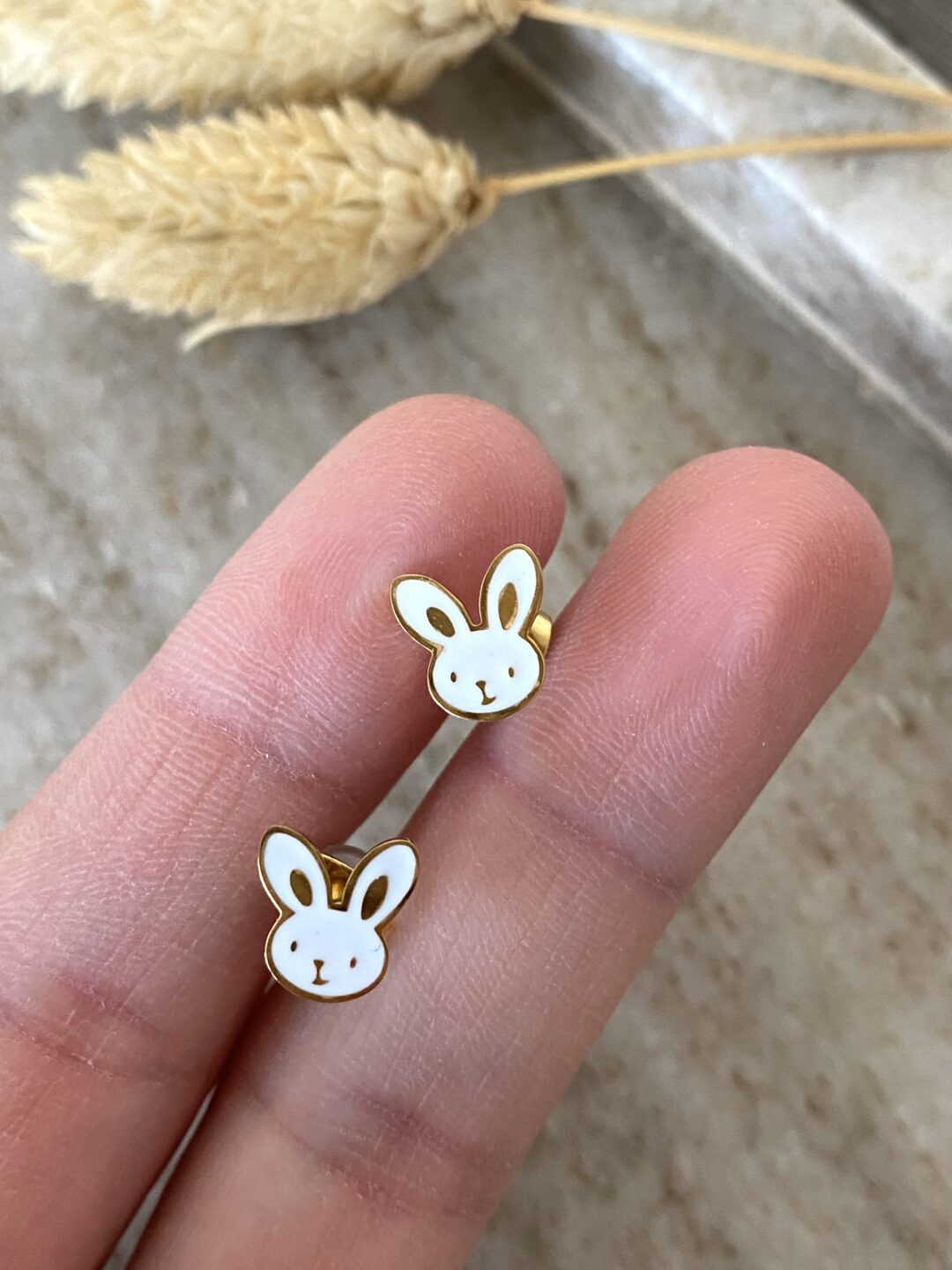 boucles-oreilles-enfant-lapin-acier-inoxydable-resine-epoxy-cadeau-bijoux