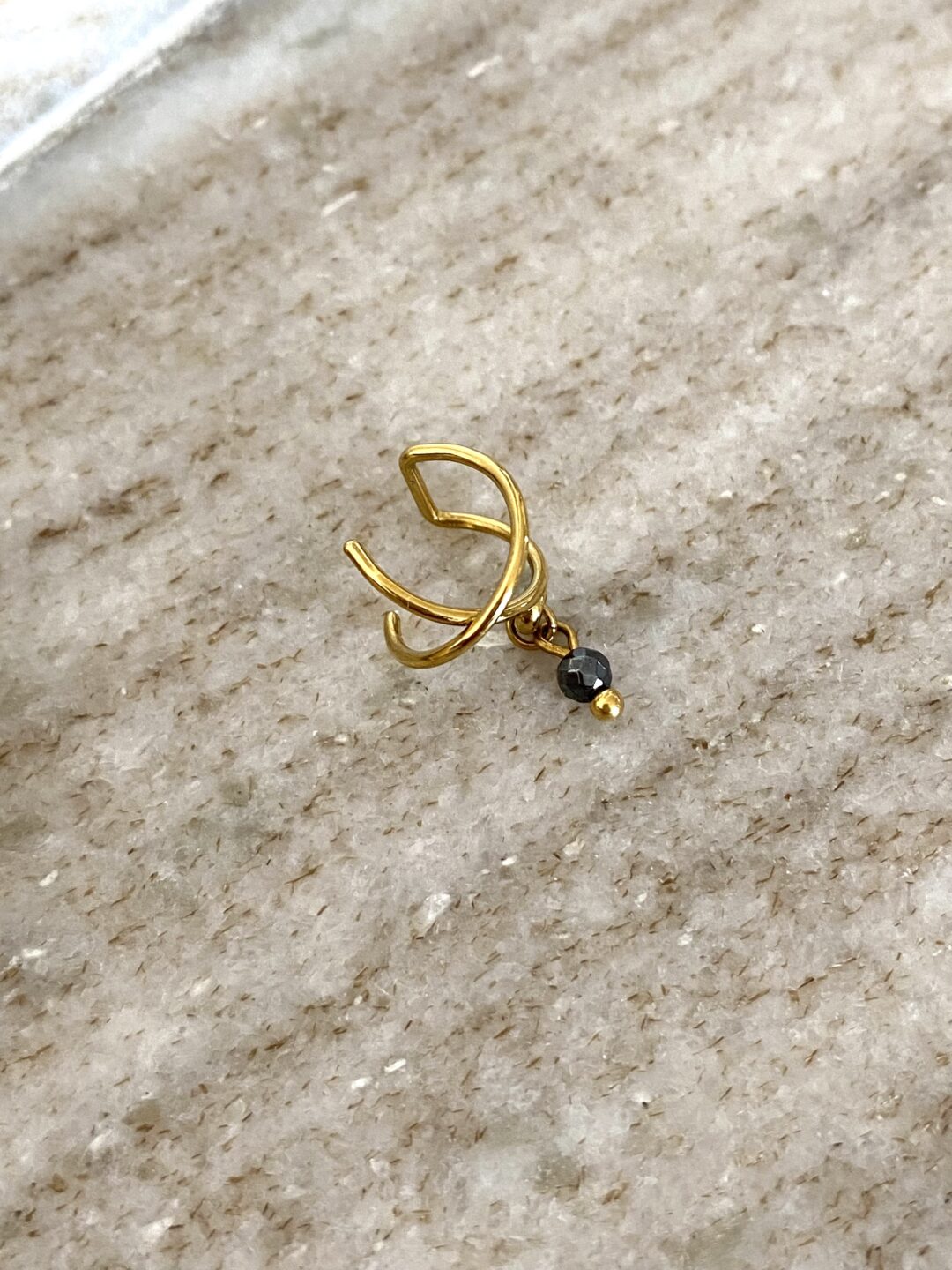 bague-oreille-earcuff-doree-acier-inoxydable-plaque-or-gold-hematite-facettee-croise-entrelace-bijoux-cadeaux-femme