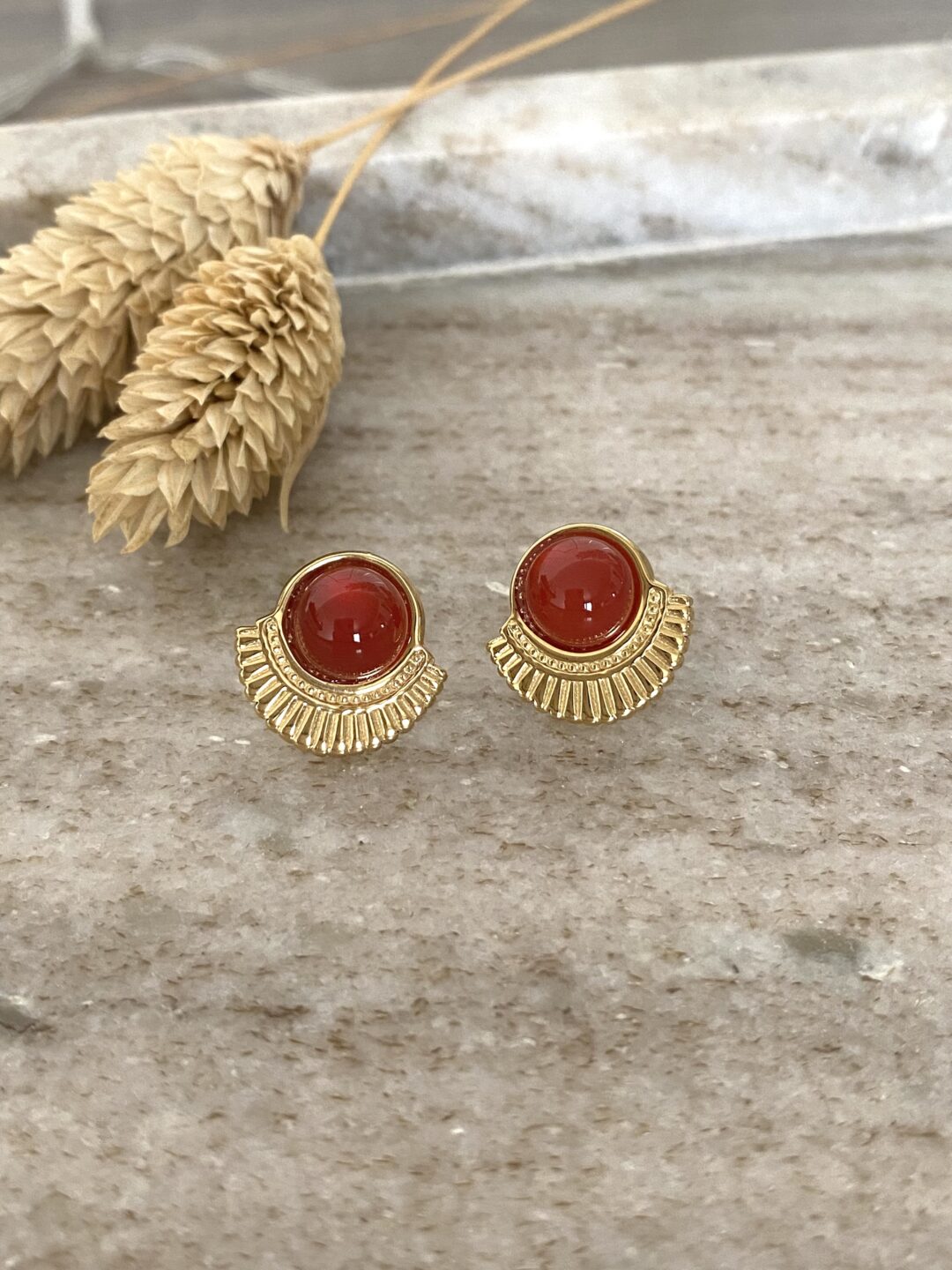 boucles-oreilles-clous-acier-dore-or-pierre-naturelle-cornaline-rouge-bijoux-cadeau-femme