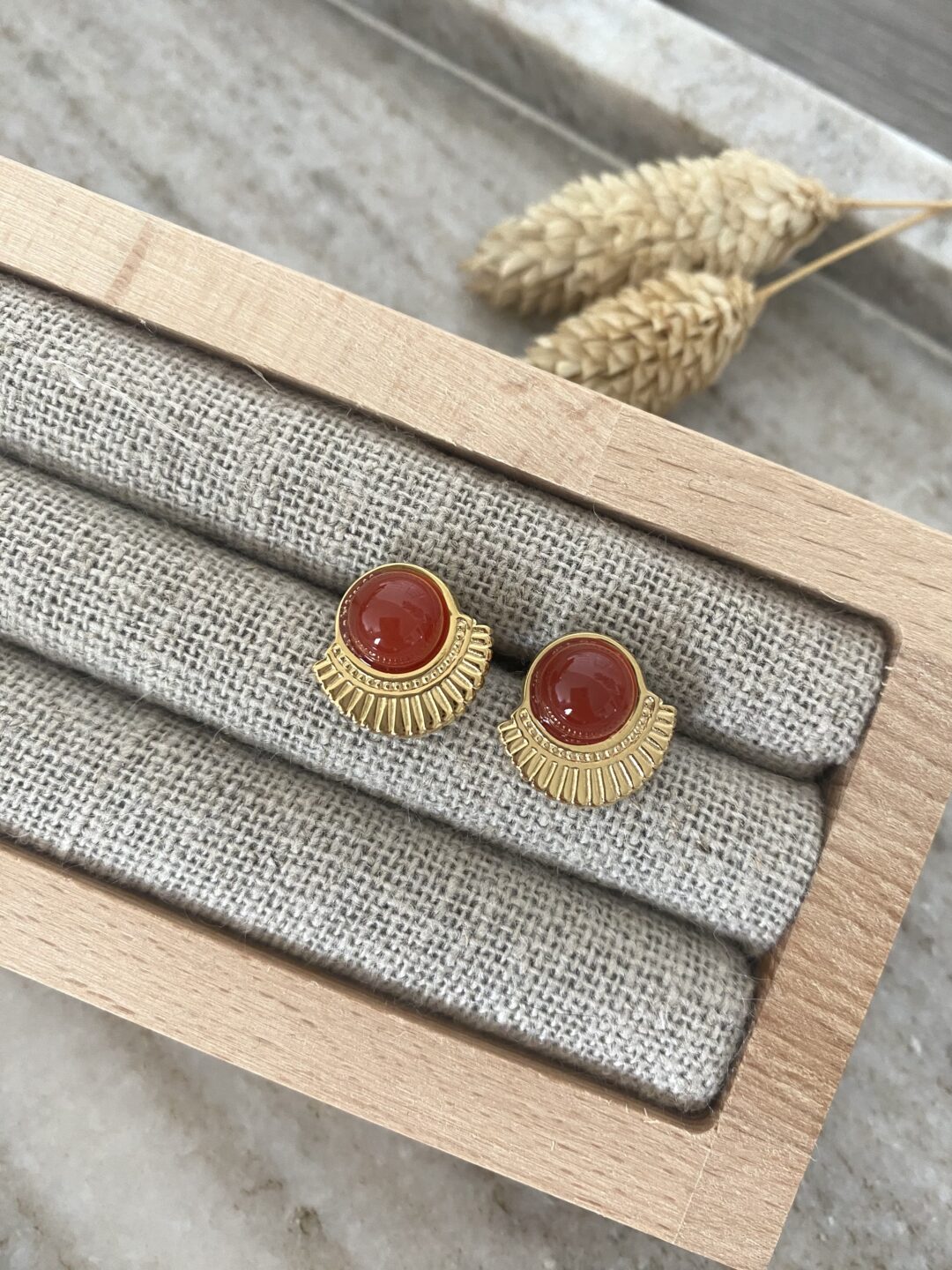 boucles-oreilles-clous-acier-dore-or-pierre-naturelle-cornaline-rouge-bijoux-cadeau-femme