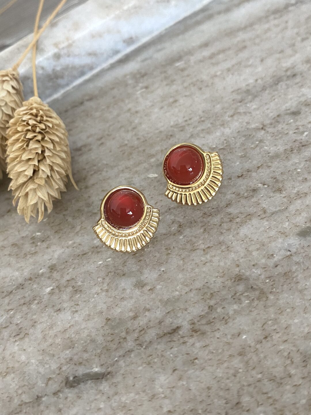 boucles-oreilles-clous-acier-dore-or-pierre-naturelle-cornaline-rouge-bijoux-cadeau-femme