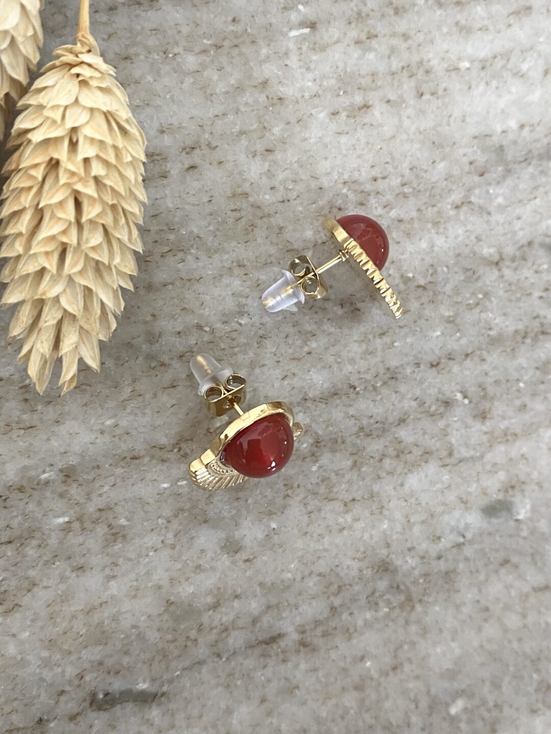 boucles-oreilles-clous-acier-dore-or-pierre-naturelle-cornaline-rouge-bijoux-cadeau-femme