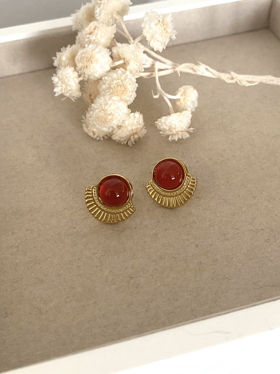 boucles-oreilles-clous-acier-dore-or-pierre-naturelle-cornaline-rouge-bijoux-cadeau-femme