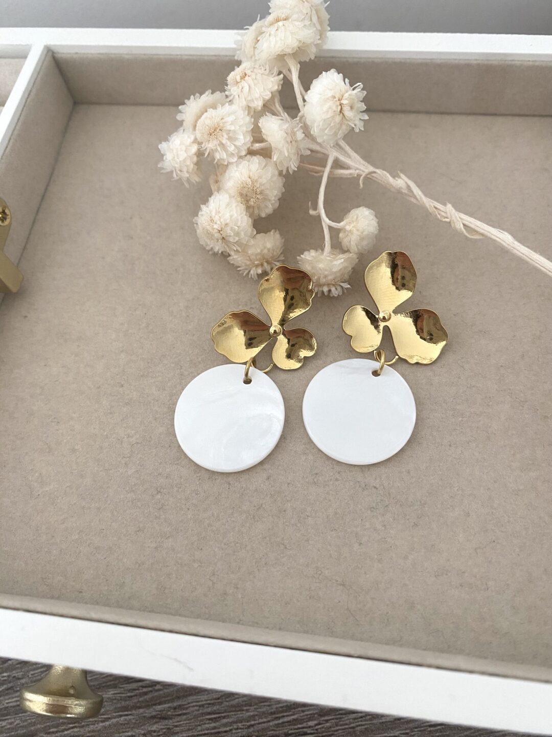 boucles-oreilles-fleur-sequin-nacre-dore-plaque-or-petale-or-bijoux-femme-cadeau