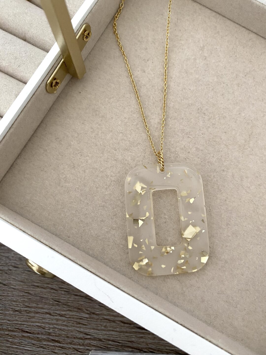 collier-sautoir-dore-acier-inoxydable-gold-acetate-cellulose-naturel-paillette-rectangle-cadeaux-femme-bijoux