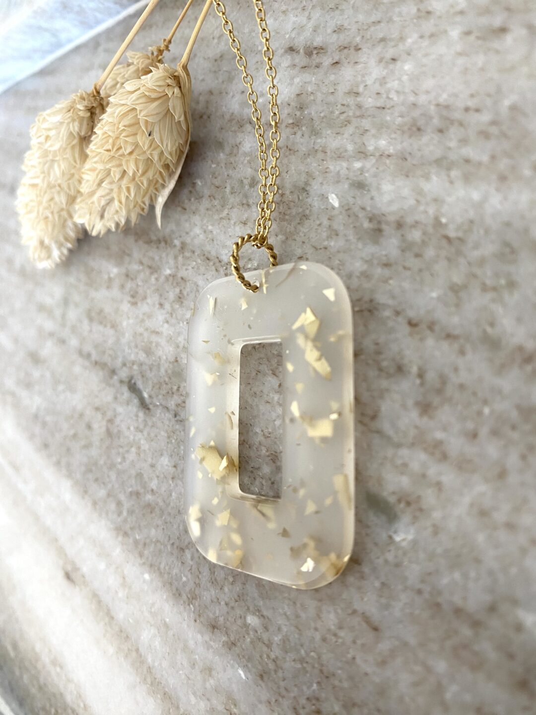 collier-sautoir-dore-acier-inoxydable-gold-acetate-cellulose-naturel-paillette-rectangle-cadeaux-femme-bijoux