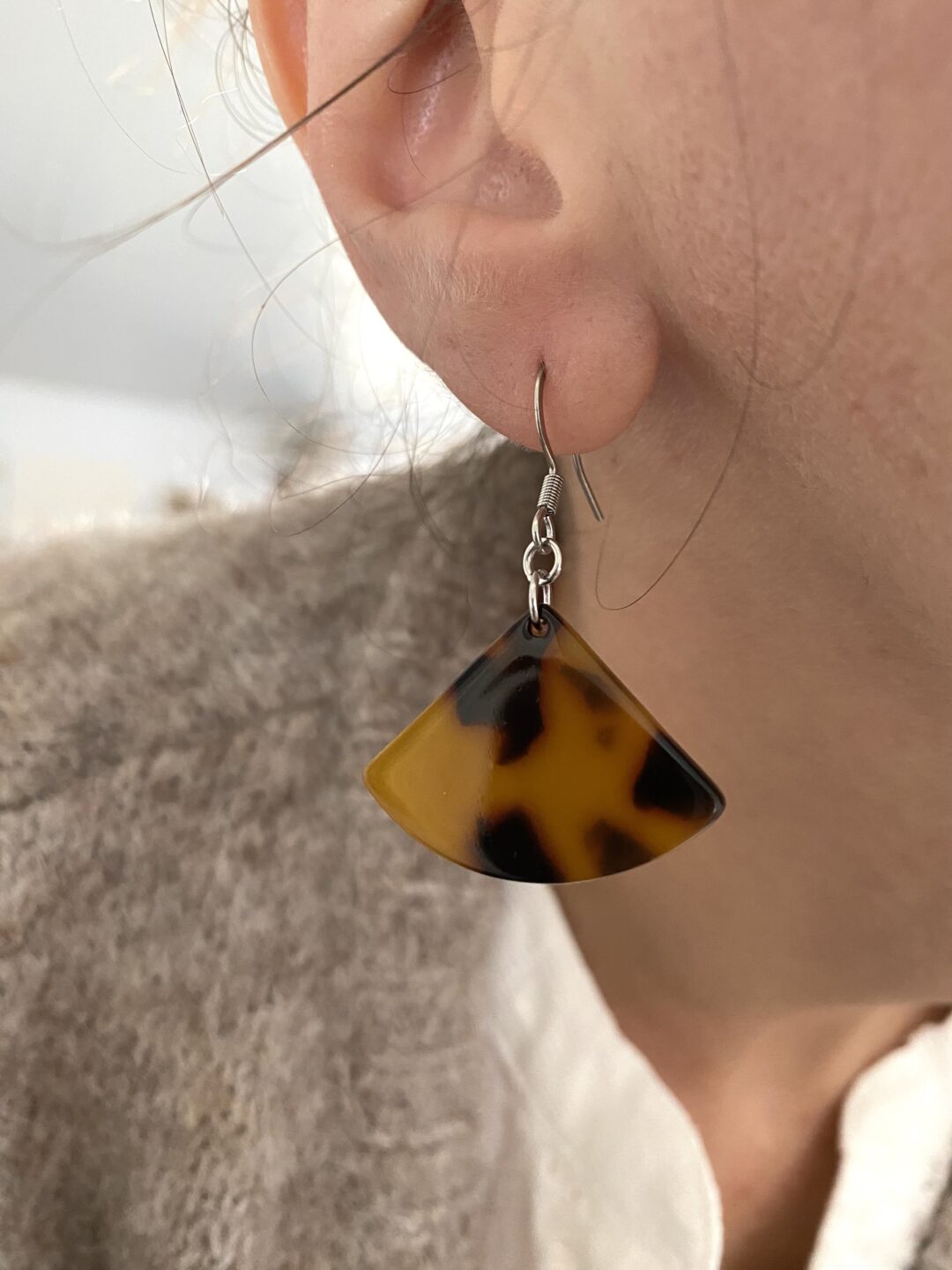 boucles-oreilles-acier-pendantes-triangle-acetate-cellulose-marron-noir-bijoux-cadeaux-femme