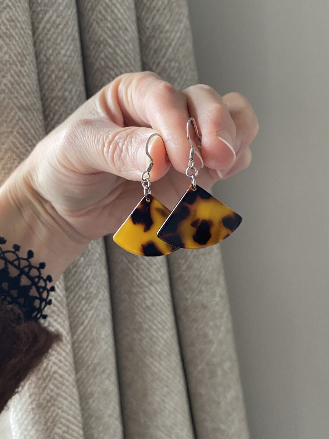 boucles-oreilles-acier-pendantes-triangle-acetate-cellulose-marron-noir-bijoux-cadeaux-femme