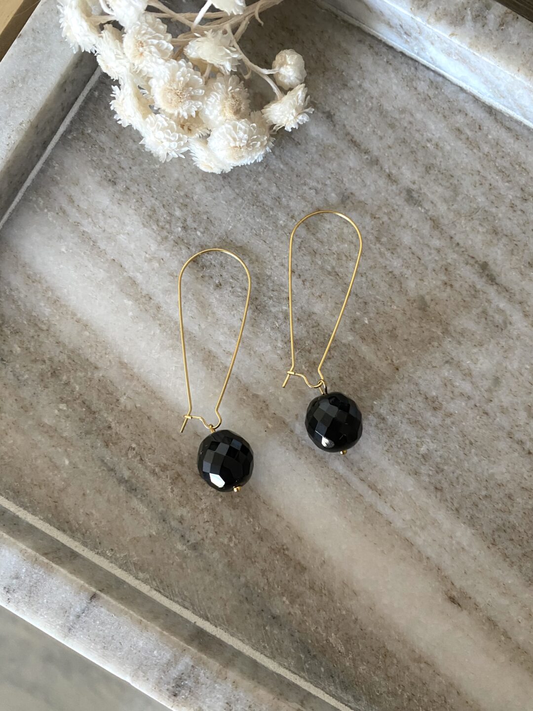 boucles-oreilles-crochets-dormeuses-dore-acier-inoxydable-perle-onyx-noir-facette-bijoux-cadeaux-femme