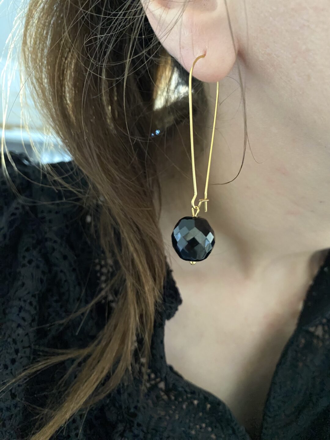 boucles-oreilles-crochets-dormeuses-dore-acier-inoxydable-perle-onyx-noir-facette-bijoux-cadeaux-femme