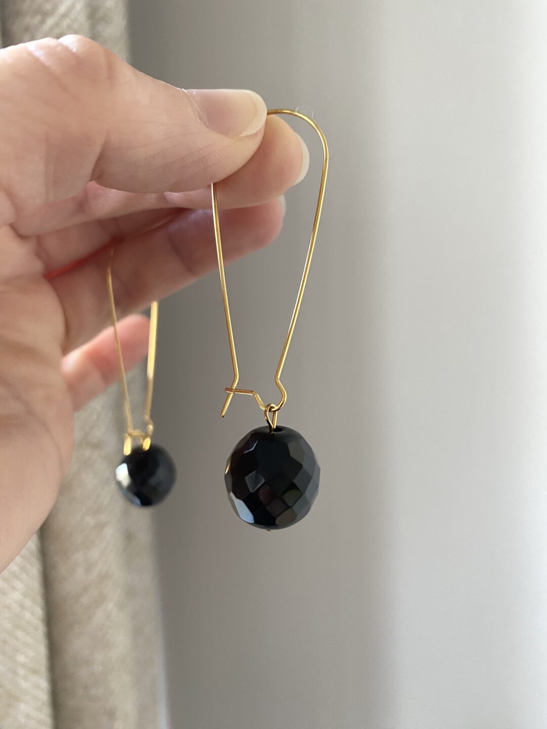 boucles-oreilles-crochets-dormeuses-dore-acier-inoxydable-perle-onyx-noir-facette-bijoux-cadeaux-femme