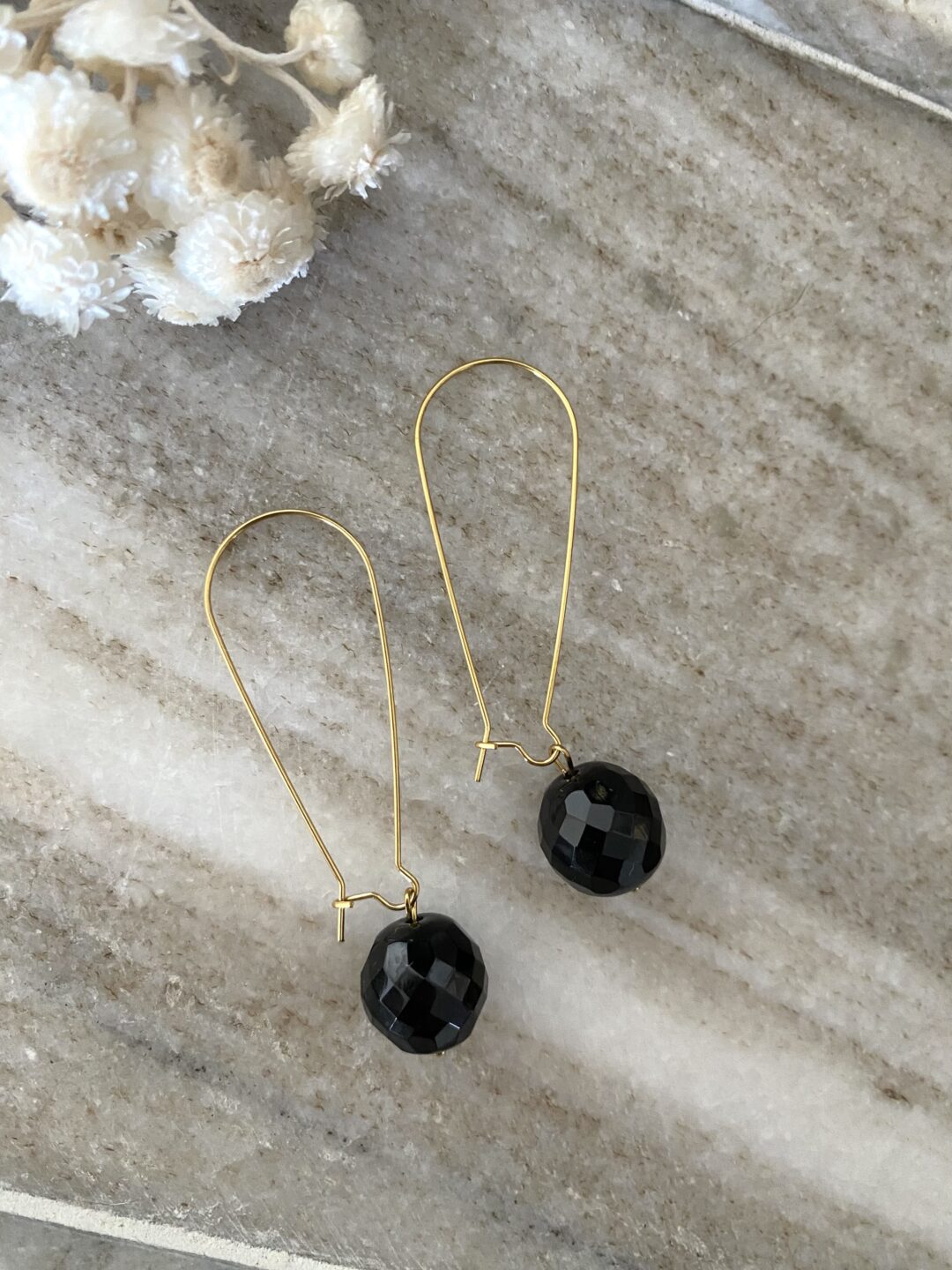 boucles-oreilles-crochets-dormeuses-dore-acier-inoxydable-perle-onyx-noir-facette-bijoux-cadeaux-femme