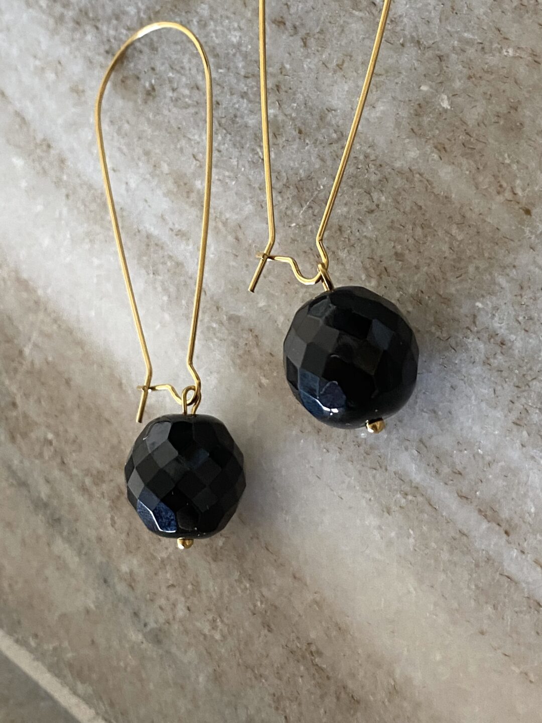 boucles-oreilles-crochets-dormeuses-dore-acier-inoxydable-perle-onyx-noir-facette-bijoux-cadeaux-femme