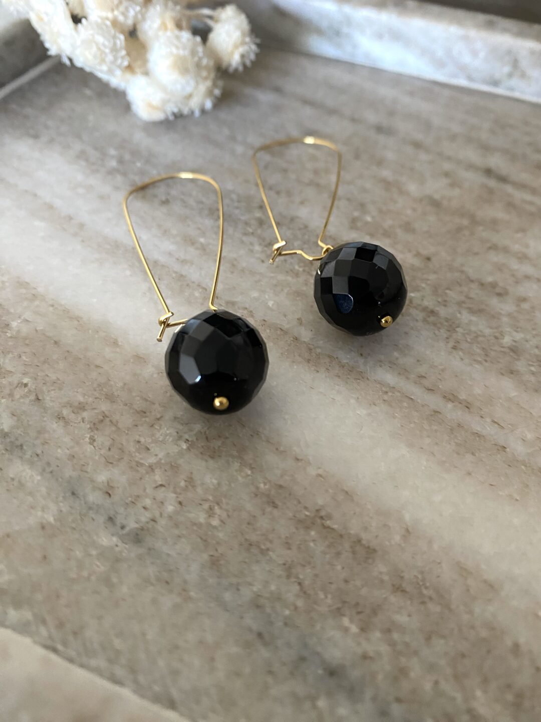 boucles-oreilles-crochets-dormeuses-dore-acier-inoxydable-perle-onyx-noir-facette-bijoux-cadeaux-femme