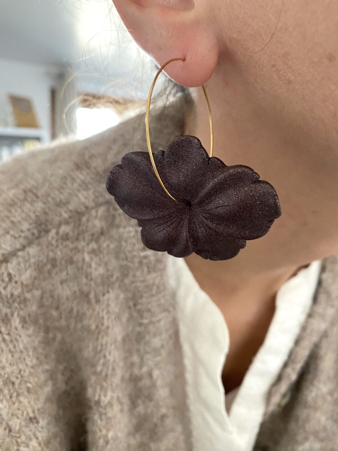 creoles-boucles-oreilles-acier-dore-fleur-synthetique-marron-irise-bijoux-cadeaux-femme