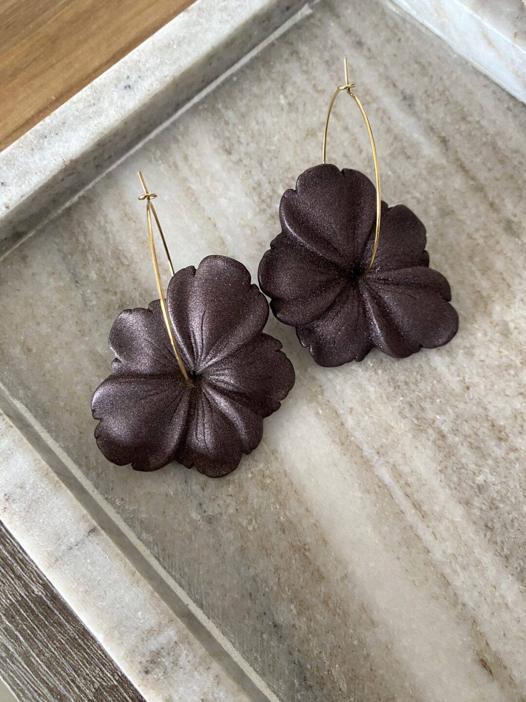 creoles-boucles-oreilles-acier-dore-fleur-synthetique-marron-irise-bijoux-cadeaux-femme