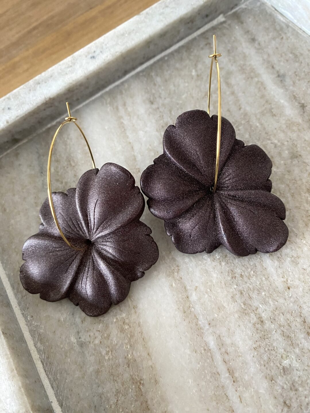 creoles-boucles-oreilles-acier-dore-fleur-synthetique-marron-irise-bijoux-cadeaux-femme