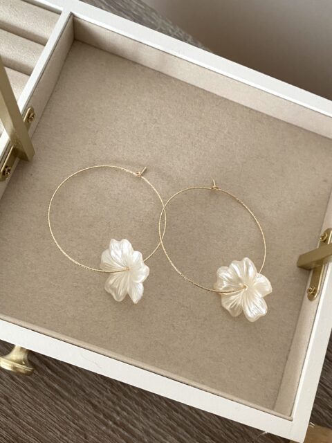 creoles-boucles-oreilles-diamantees-gold-filled-plaque-or-dore-fleur-nacre-resine-blanche-ivoire-bijoux-cadeaux-femme