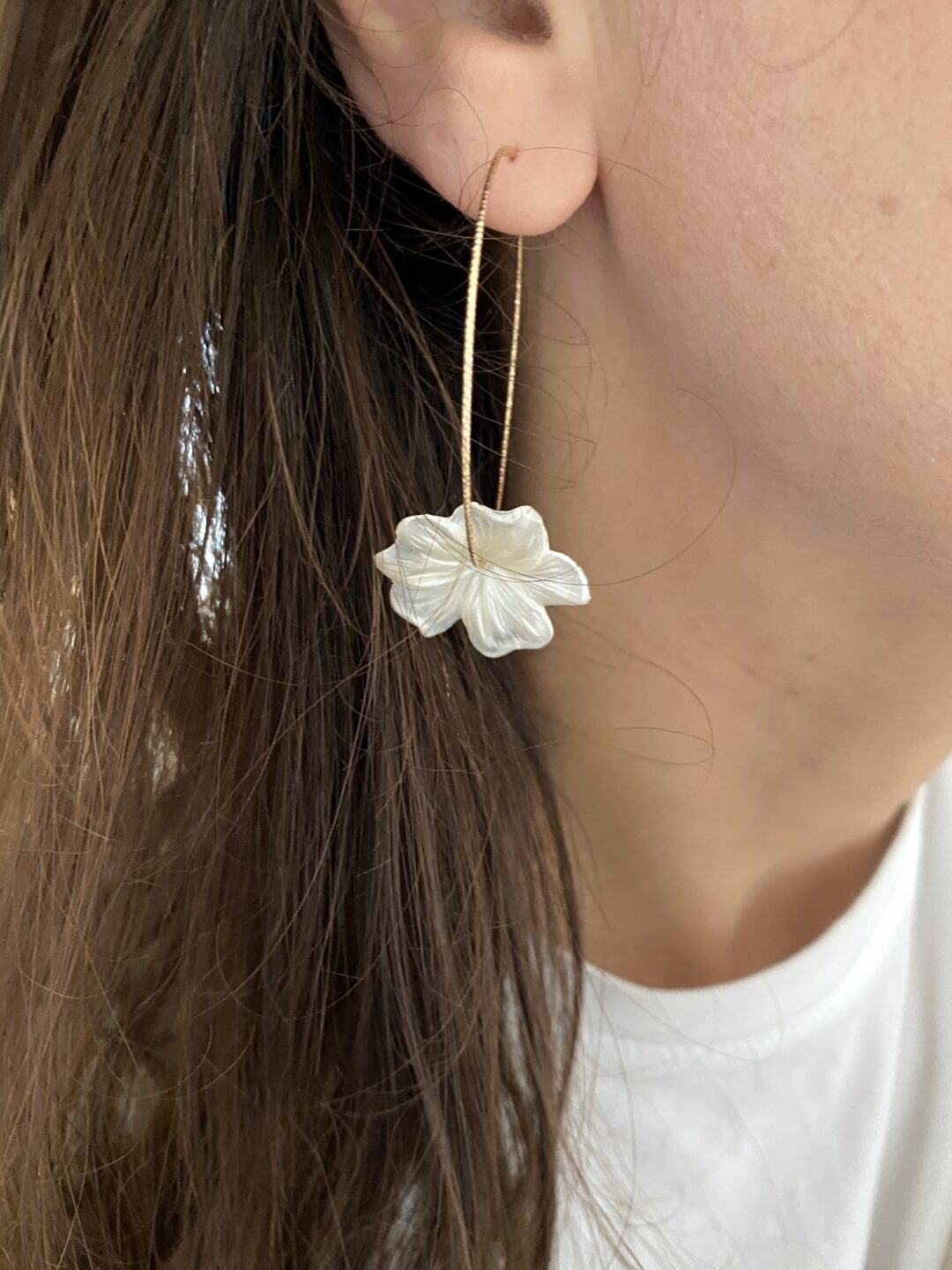 creoles-boucles-oreilles-diamantees-gold-filled-plaque-or-dore-fleur-nacre-resine-blanche-ivoire-bijoux-cadeaux-femme