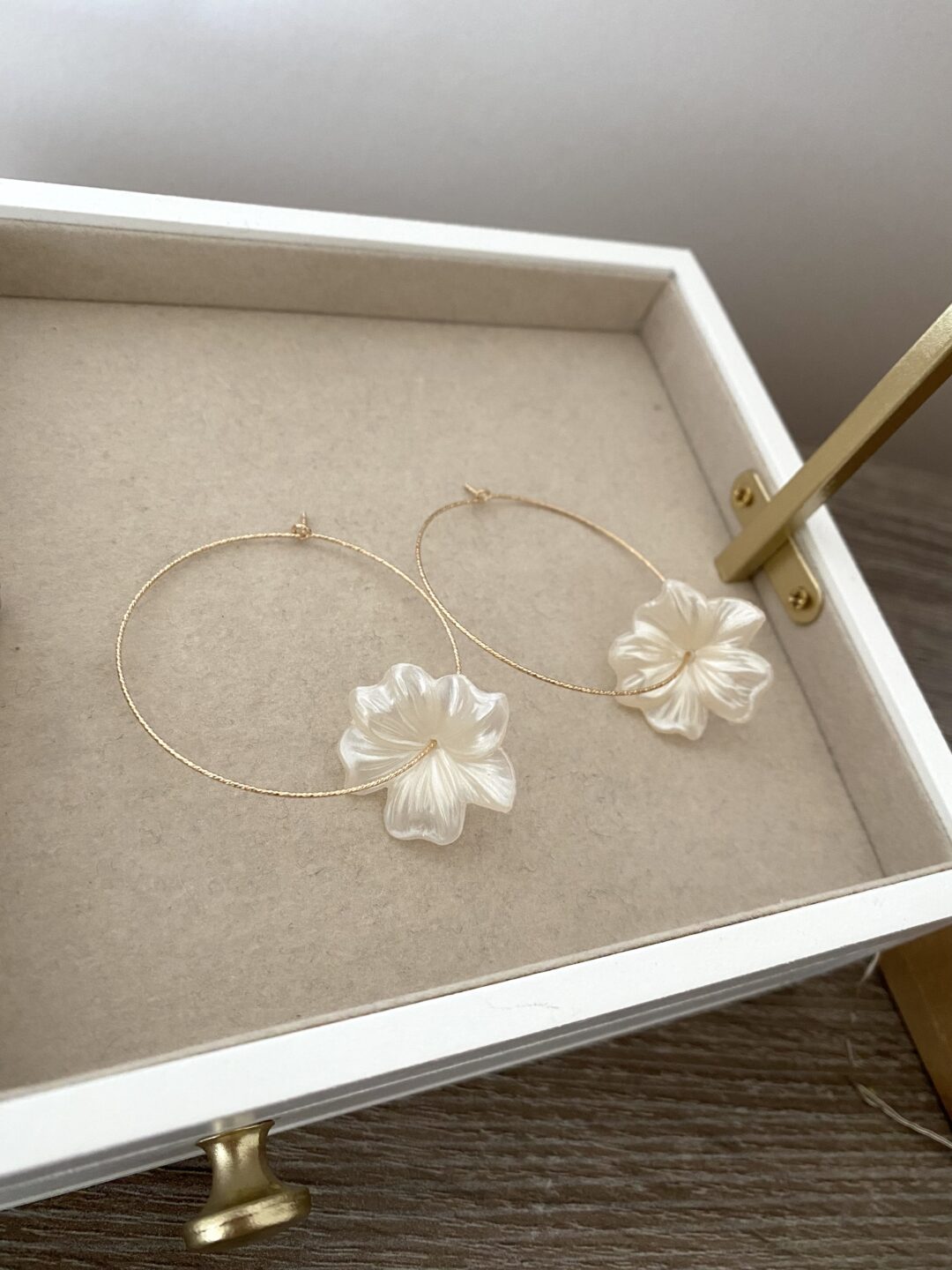 creoles-boucles-oreilles-diamantees-gold-filled-plaque-or-dore-fleur-nacre-resine-blanche-ivoire-bijoux-cadeaux-femme