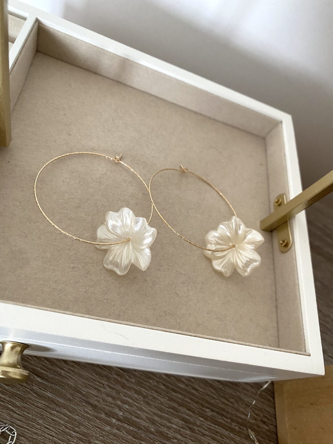 creoles-boucles-oreilles-diamantees-gold-filled-plaque-or-dore-fleur-nacre-resine-blanche-ivoire-bijoux-cadeaux-femme