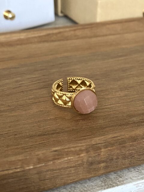 bague-acier-inoxydable-dore-texturee-pierre-de-lune-rose-irise-lumineux-reglable-bijoux-femme-cadeaux