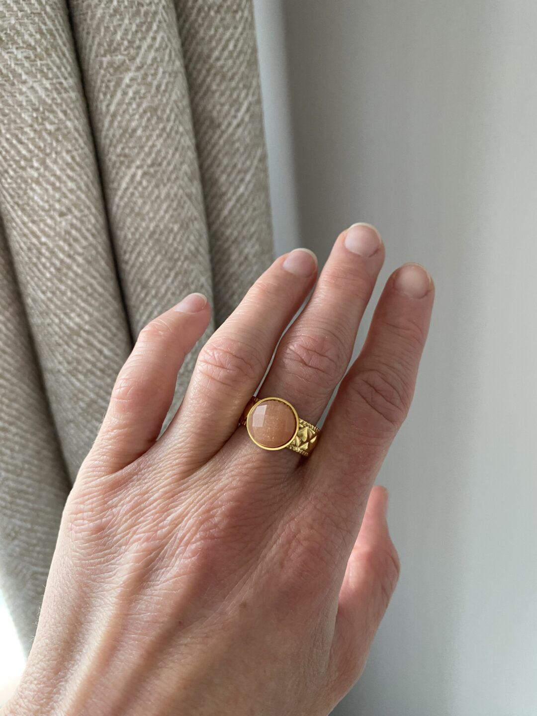 bague-acier-inoxydable-dore-texturee-pierre-de-lune-rose-irise-lumineux-reglable-bijoux-femme-cadeaux