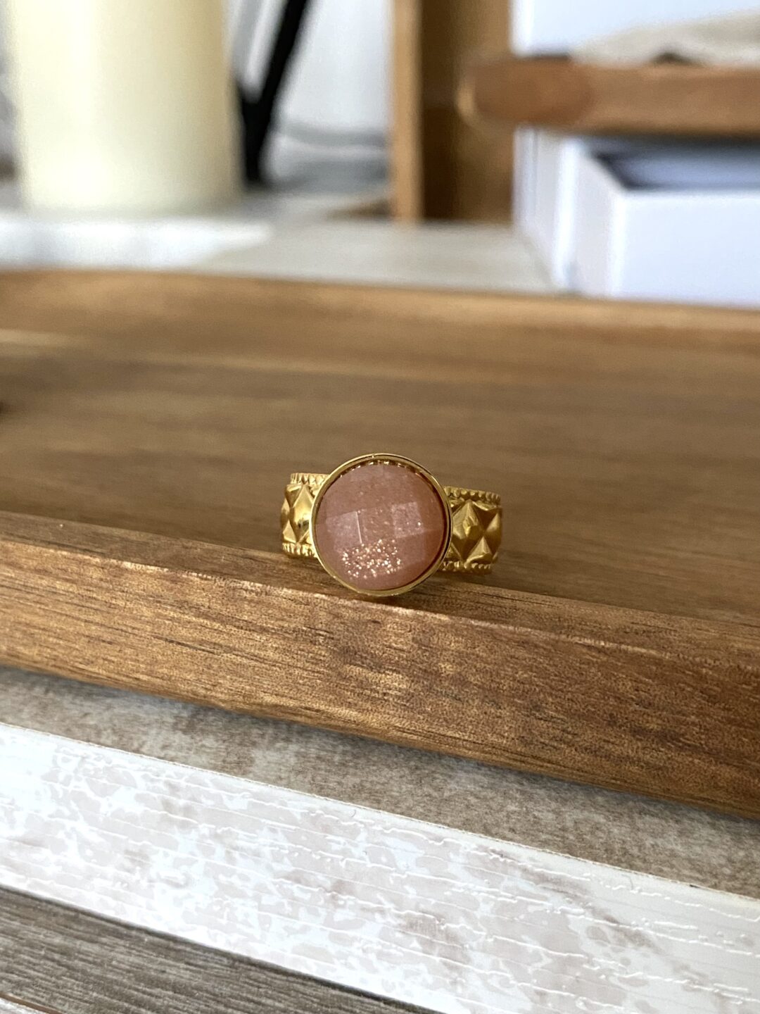 bague-acier-inoxydable-dore-texturee-pierre-de-lune-rose-irise-lumineux-reglable-bijoux-femme-cadeaux