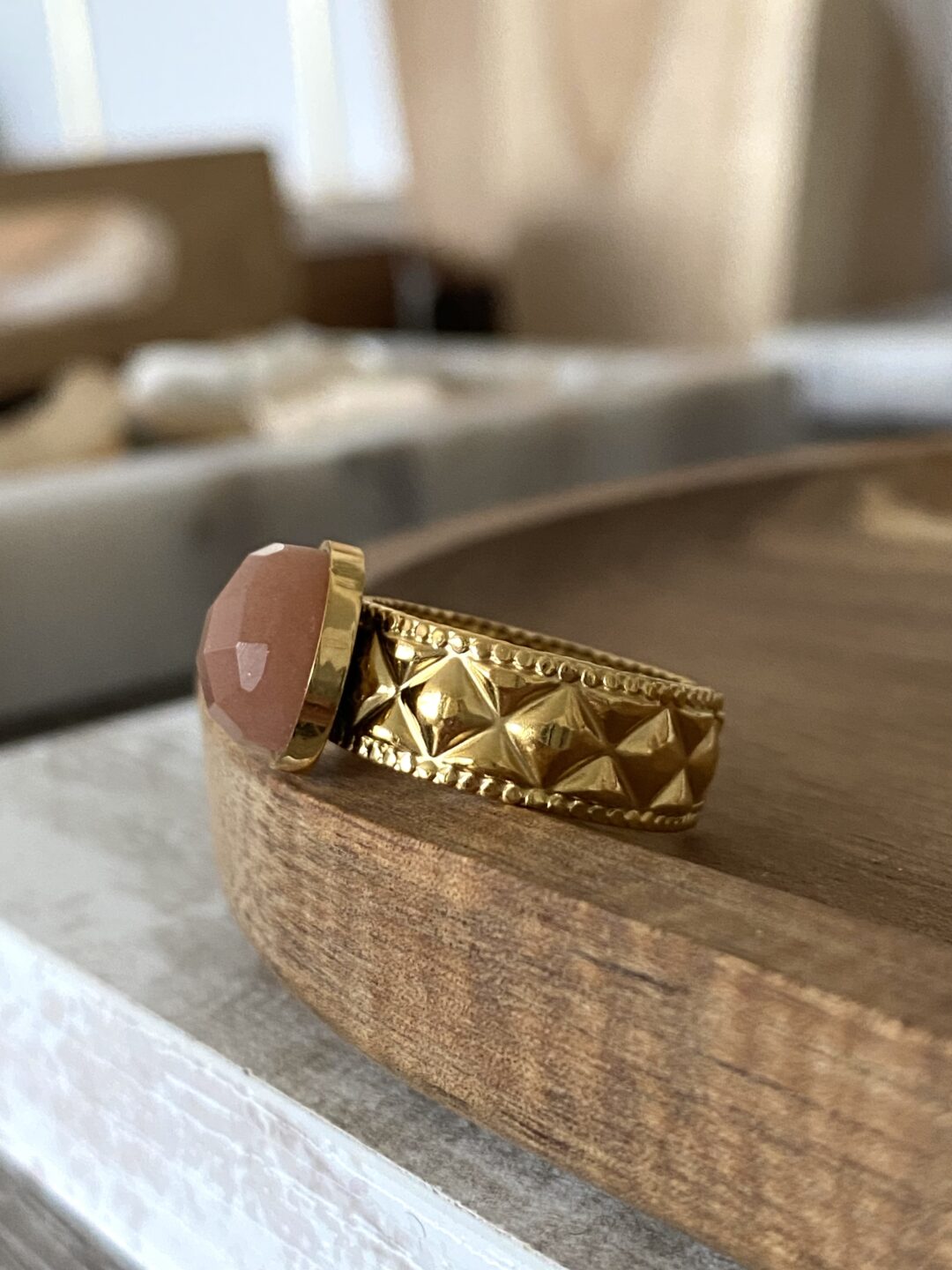 bague-acier-inoxydable-dore-texturee-pierre-de-lune-rose-irise-lumineux-reglable-bijoux-femme-cadeaux