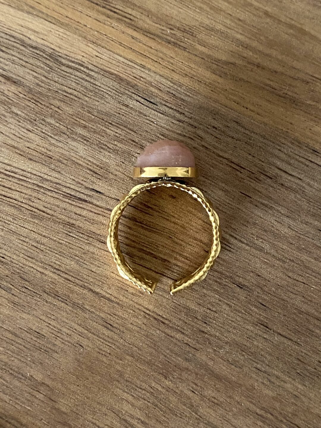 bague-acier-inoxydable-dore-texturee-pierre-de-lune-rose-irise-lumineux-reglable-bijoux-femme-cadeaux