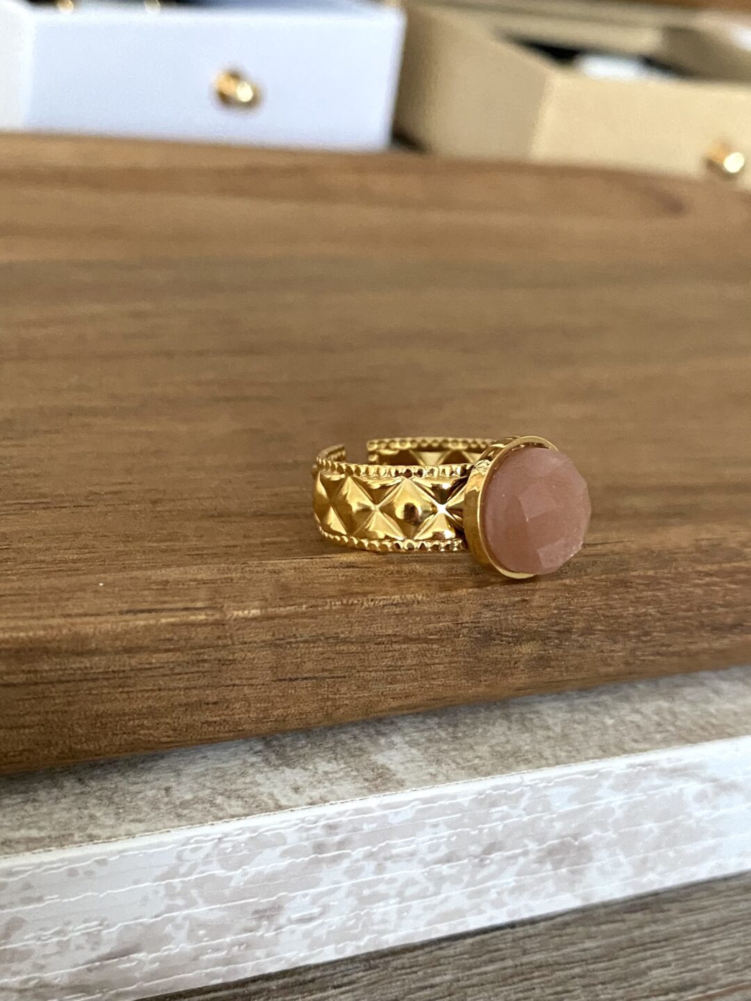 bague-acier-inoxydable-dore-texturee-pierre-de-lune-rose-irise-lumineux-reglable-bijoux-femme-cadeaux