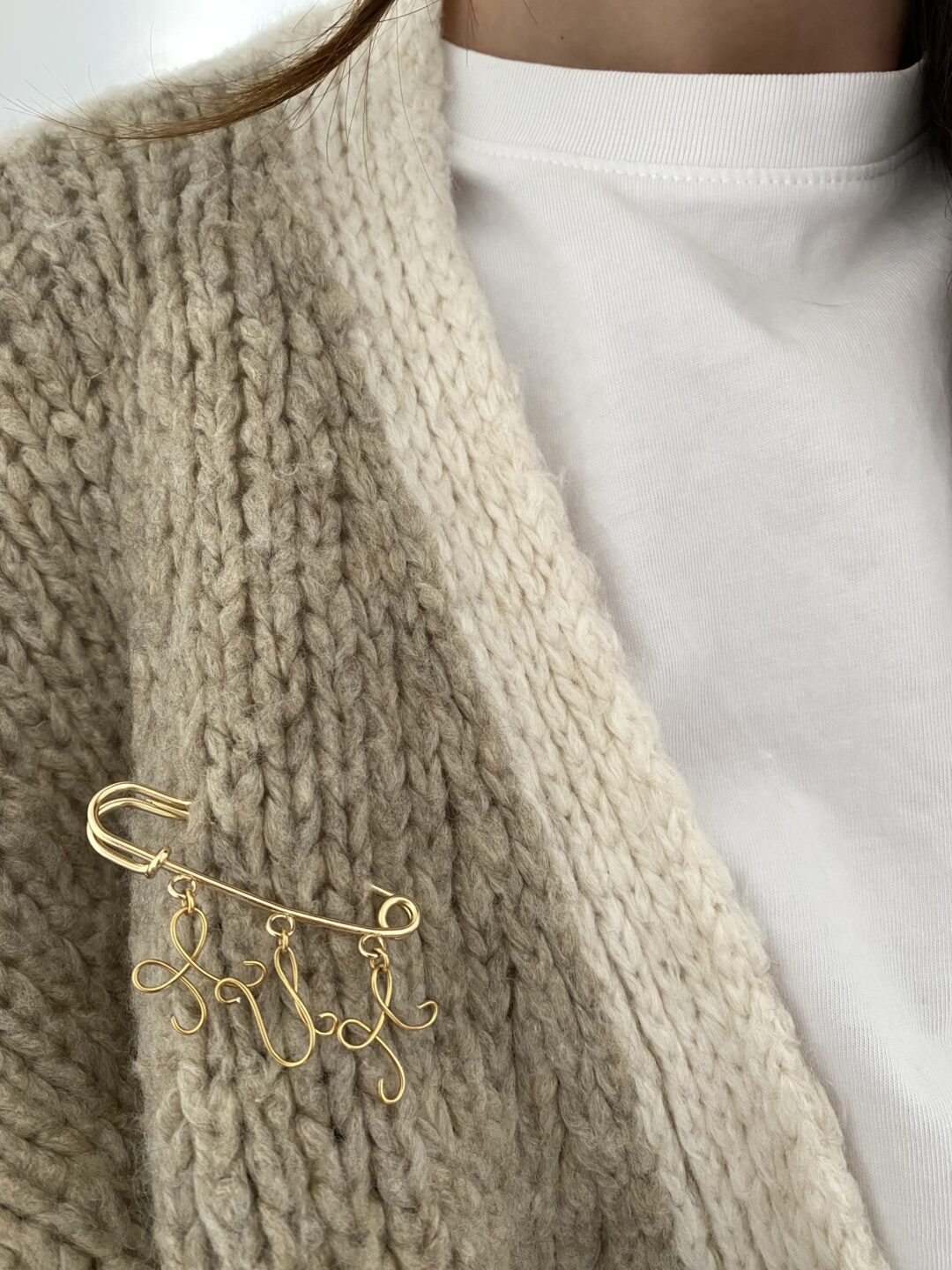 broche-acier-inoxydable-dore-personnalise-maman-mum-fil-travaille-main-bijoux-cadeaux-femme