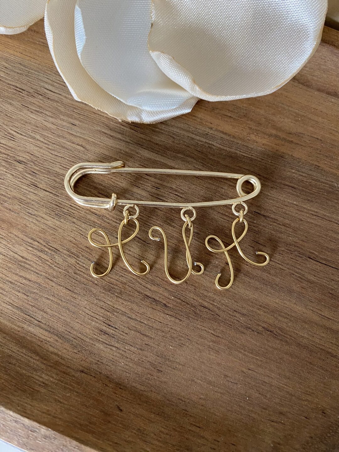 broche-acier-inoxydable-dore-personnalise-maman-mum-fil-travaille-main-bijoux-cadeaux-femme
