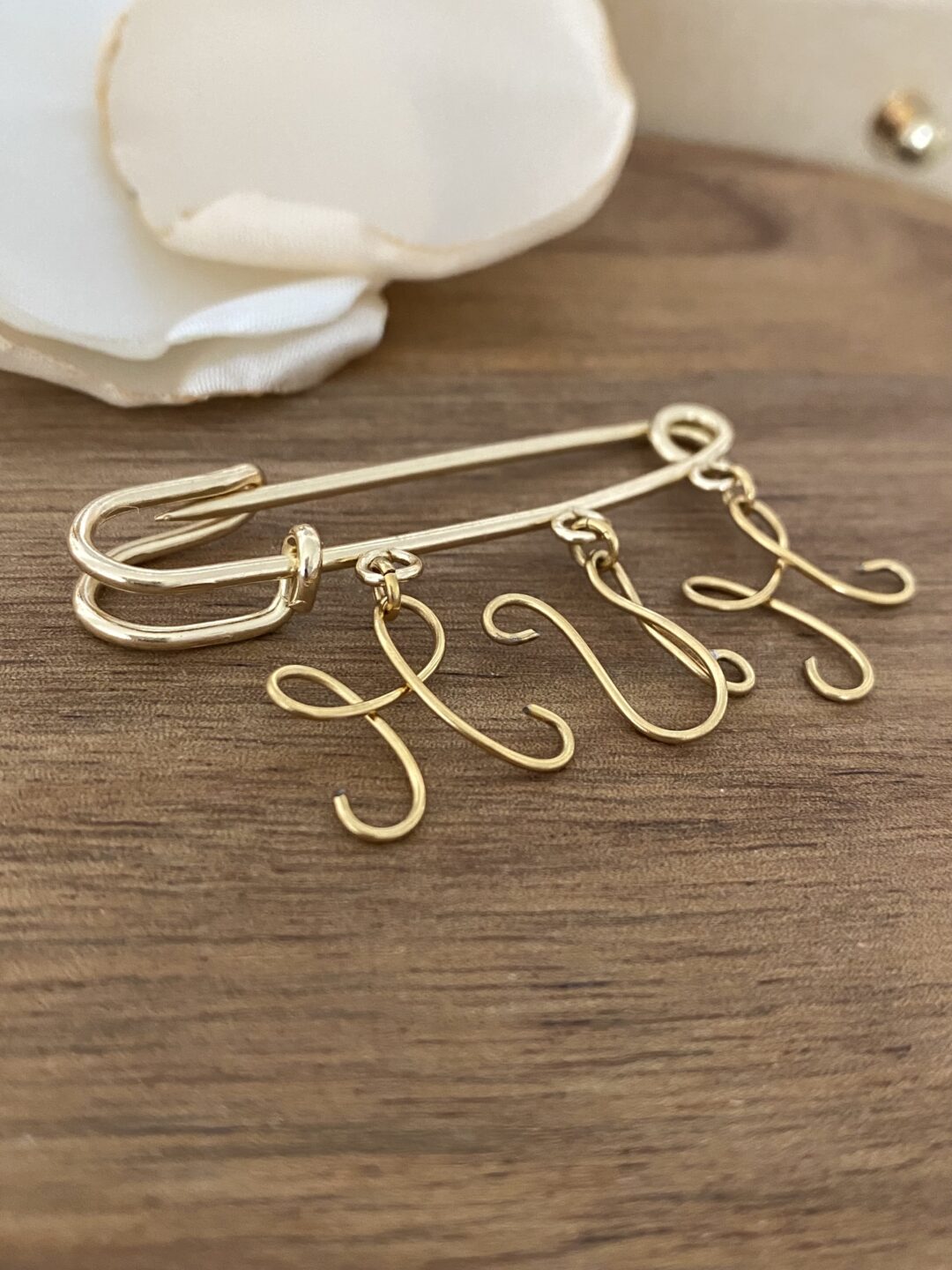 broche-acier-inoxydable-dore-personnalise-maman-mum-fil-travaille-main-bijoux-cadeaux-femme