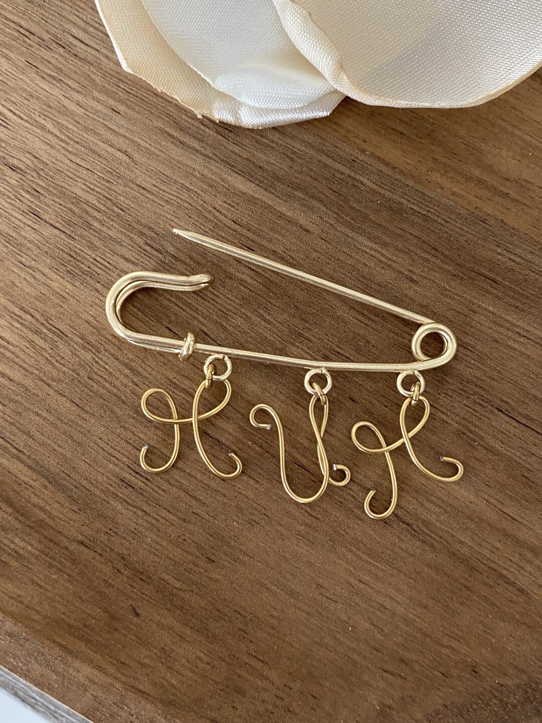 broche-acier-inoxydable-dore-personnalise-maman-mum-fil-travaille-main-bijoux-cadeaux-femme