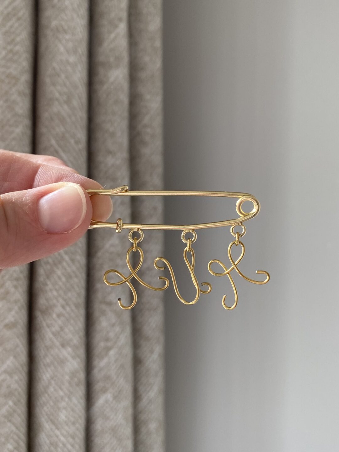 broche-acier-inoxydable-dore-personnalise-maman-mum-fil-travaille-main-bijoux-cadeaux-femme