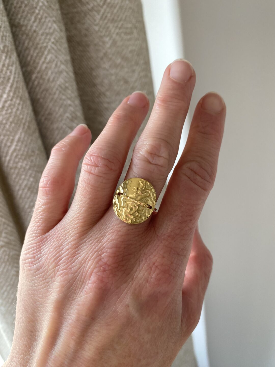 bague-acier-inoxydable-dore-martelee-diamantee-reglable-piece-bijoux-cadeaux-femme