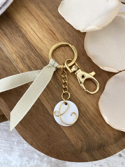 bijou-de-sac-porte-cles-elegant-acier-dore-nacre-lettre-personnalise-ruban-beige-irise-mousqueton-cadeaux-femme