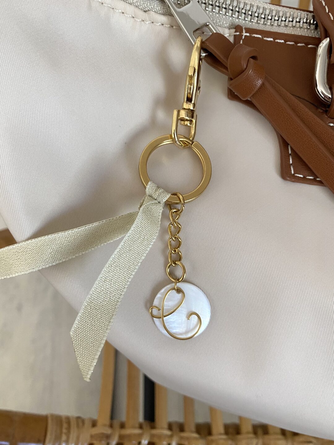 bijou-de-sac-porte-cles-elegant-acier-dore-nacre-lettre-personnalise-ruban-beige-irise-mousqueton-cadeaux-femme