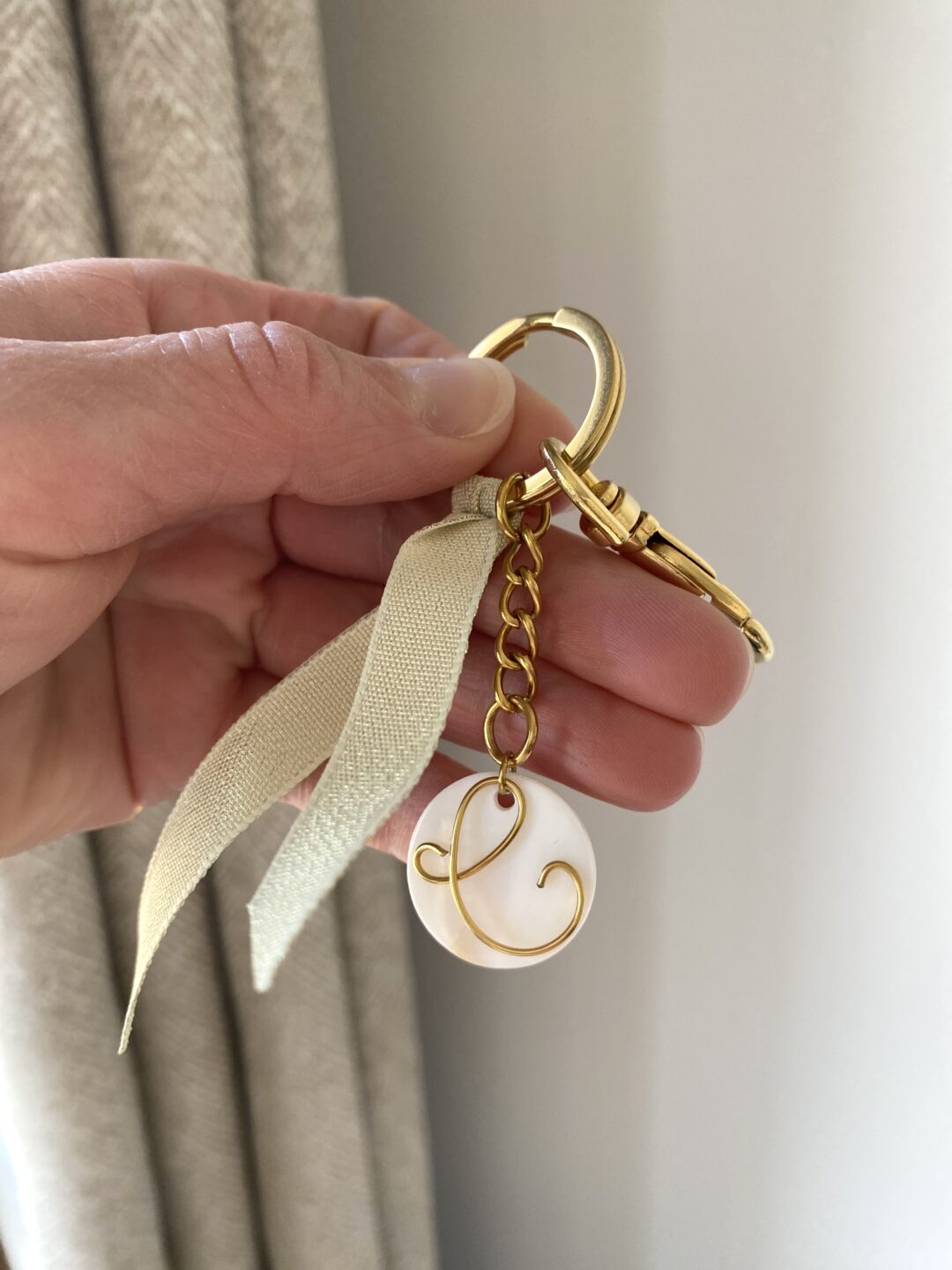 bijou-de-sac-porte-cles-elegant-acier-dore-nacre-lettre-personnalise-ruban-beige-irise-mousqueton-cadeaux-femme