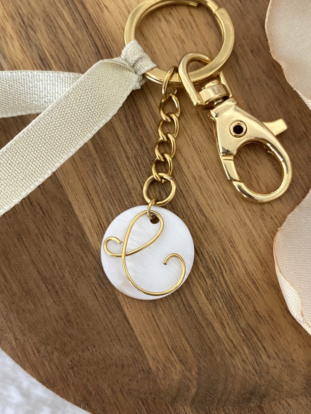 bijou-de-sac-porte-cles-elegant-acier-dore-nacre-lettre-personnalise-ruban-beige-irise-mousqueton-cadeaux-femme