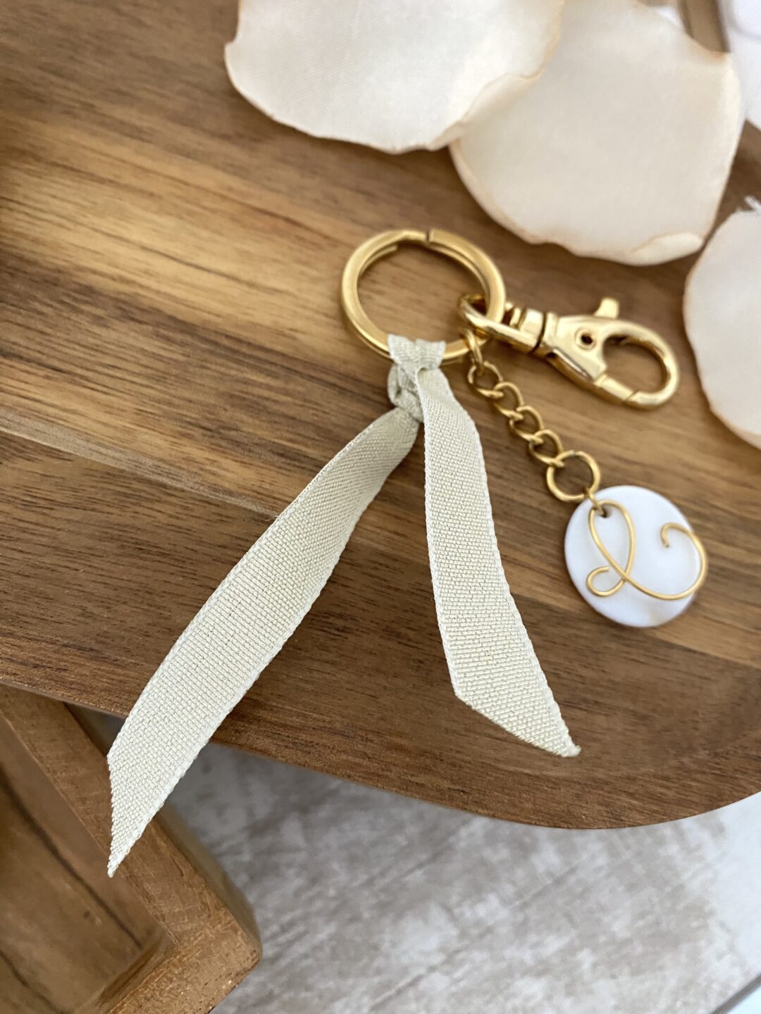 bijou-de-sac-porte-cles-elegant-acier-dore-nacre-lettre-personnalise-ruban-beige-irise-mousqueton-cadeaux-femme