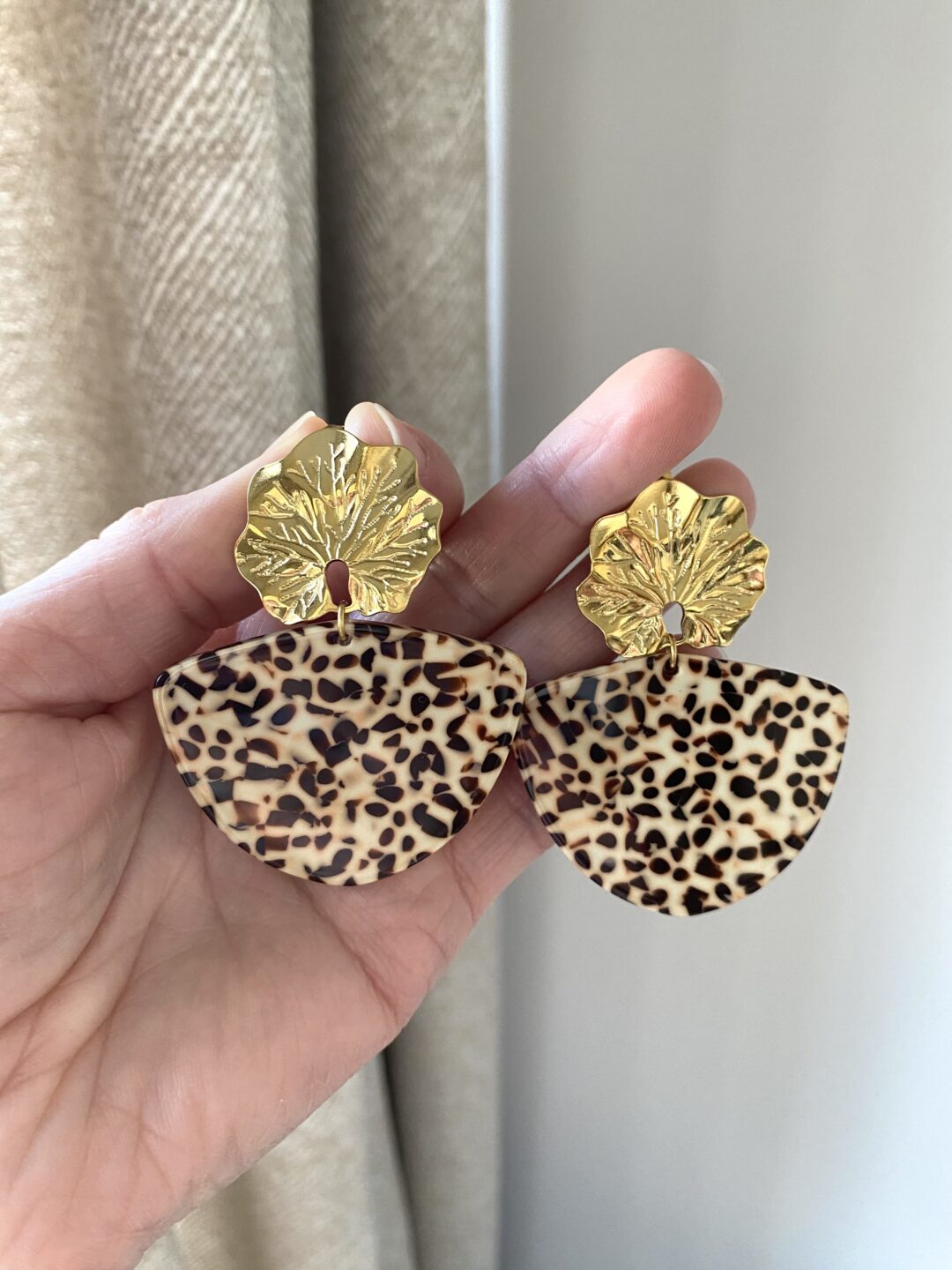 boucles-oreilles-acier-inox-fleur-acetate-cellulose-clous-pendantes-beige-marron-mouchetees-bijoux-cadeaux-femme
