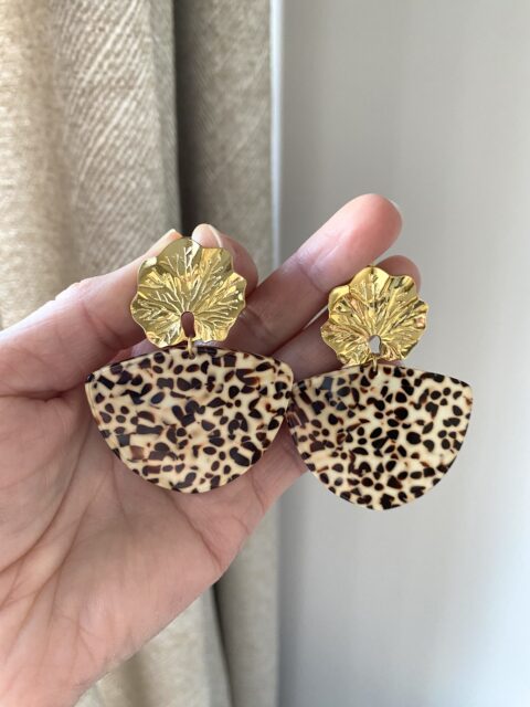 boucles-oreilles-acier-inox-fleur-acetate-cellulose-clous-pendantes-beige-marron-mouchetees-bijoux-cadeaux-femme