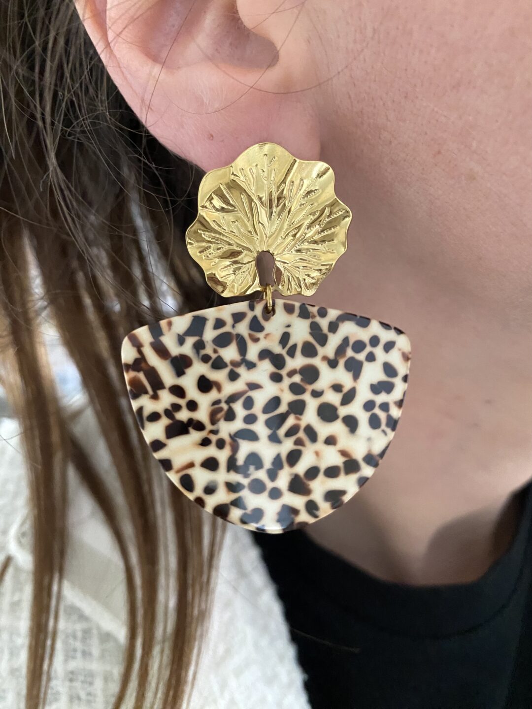 boucles-oreilles-acier-inox-fleur-acetate-cellulose-clous-pendantes-beige-marron-mouchetees-bijoux-cadeaux-femme