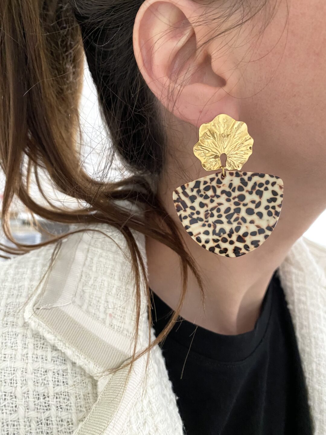 boucles-oreilles-acier-inox-fleur-acetate-cellulose-clous-pendantes-beige-marron-mouchetees-bijoux-cadeaux-femme